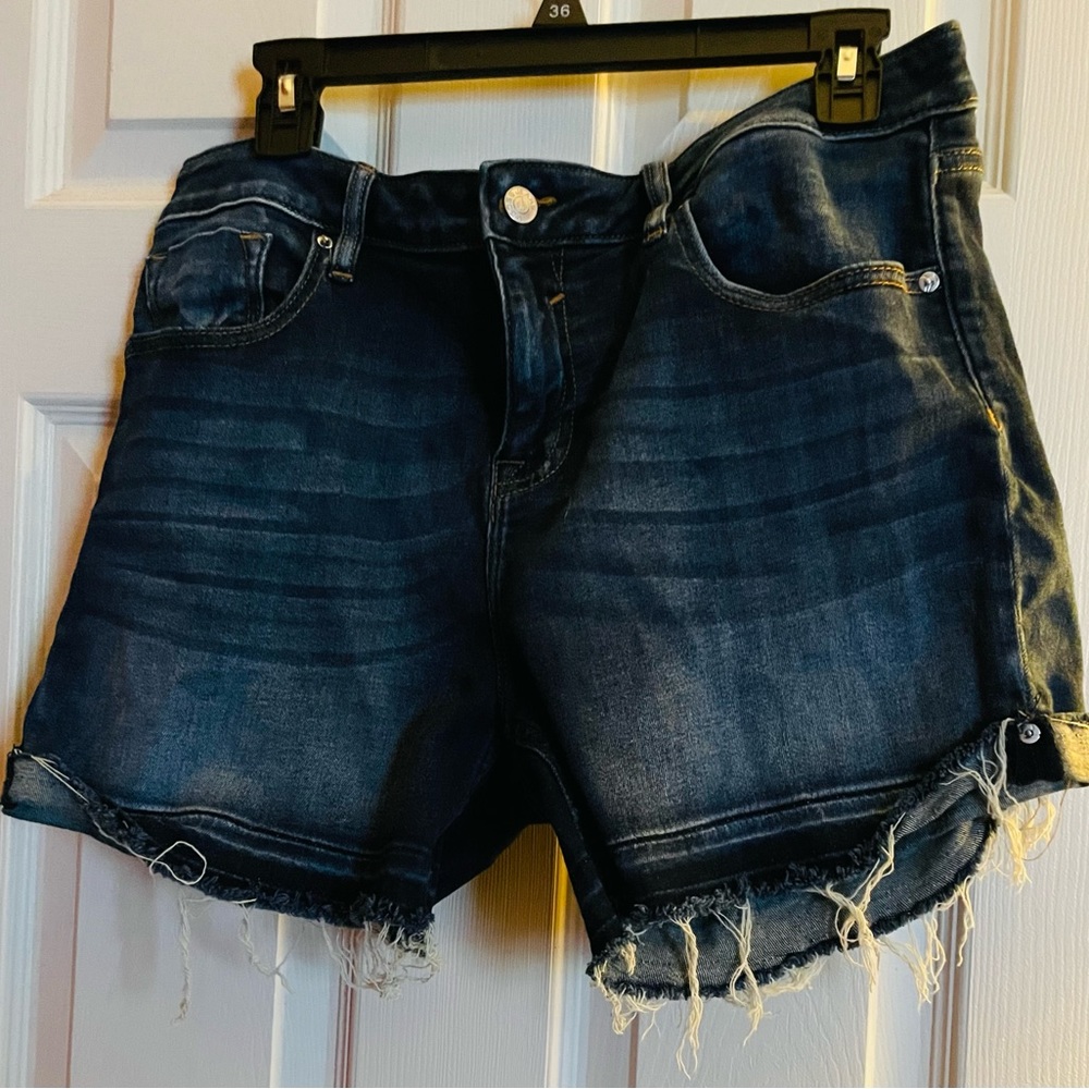 Vigoss Marley raw hem shorts